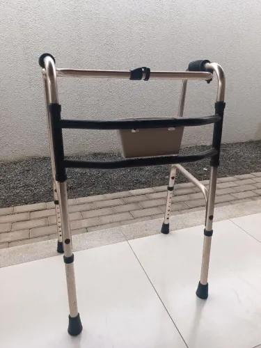 Andador articulado para idosos