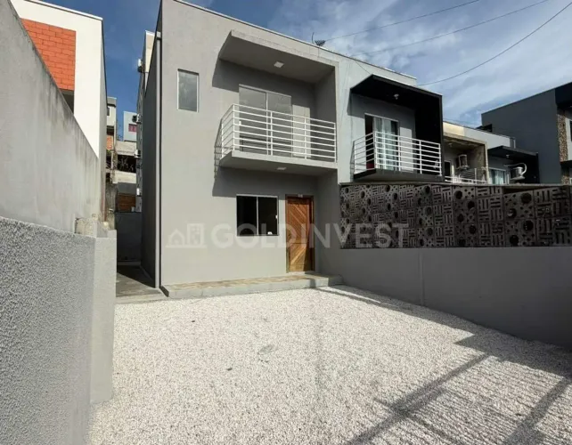 Sobrado com passagem lateral no bairro Águas Claras