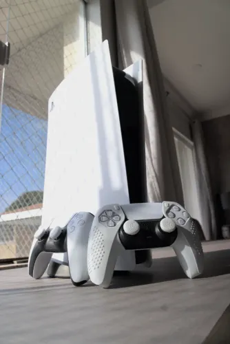 ? PS5 Mídia Física (1ª versão) + 2 Controles - Usado em excelente estado