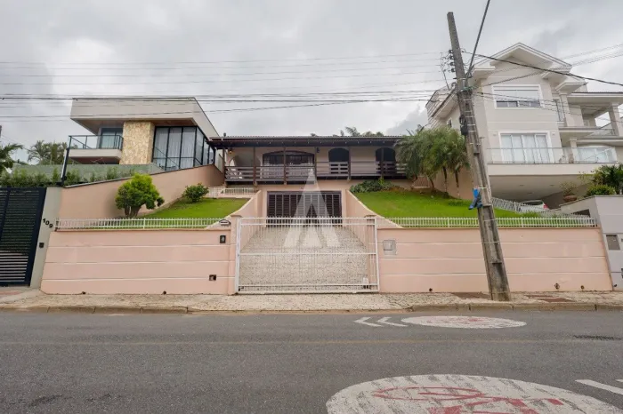 Casa com 1 suíte e 3 quartos à venda no bairro Saguaçu em Joinville-SC por R$1.500.000,00.