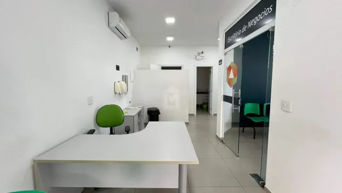 Livia Machado Imóveis, aluga loja comercial, 110m², Centro de Vitória