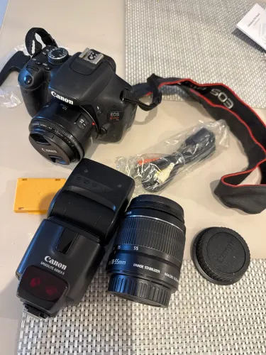 Canon EOS Kiss X5 + Lente 50mm + Flash Canon 430EX II | Pouco Uso