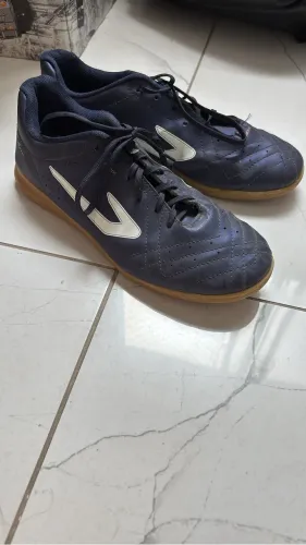 Chuteira futsal topper 41 , usada menos de 1 ano mas está em boas condições