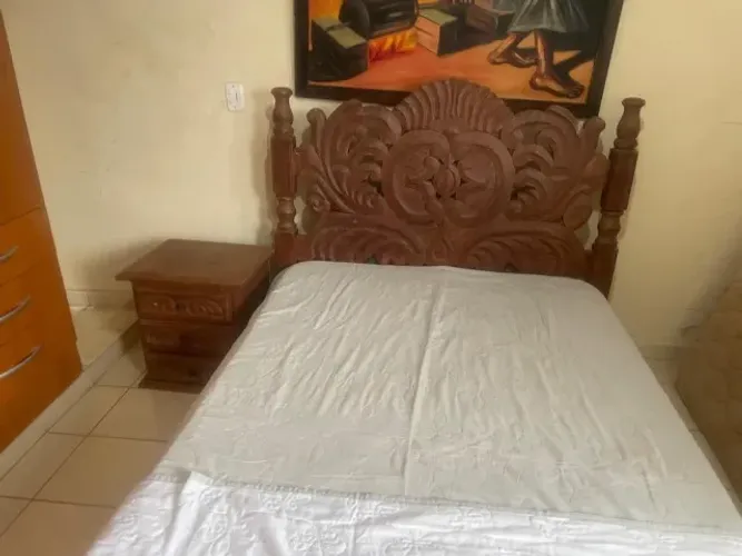 CAMA DE CASAL E CRIADO MUDO DE MADEIRA MACIÇA