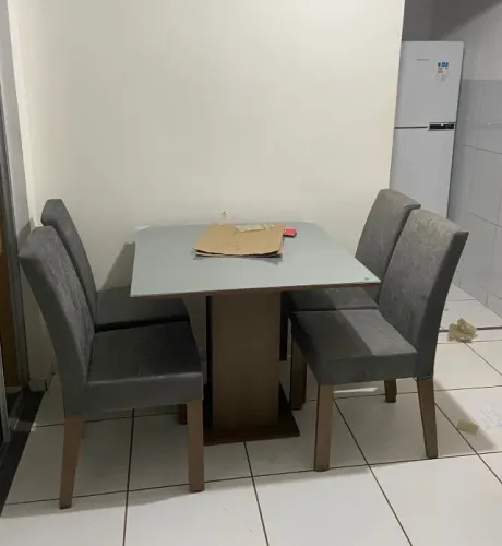 Mesa de jantar quadrada + 4 cadeiras 