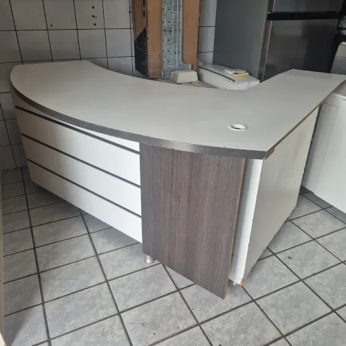Mesa escritório com gaveteiro em mdf Exelente estado 