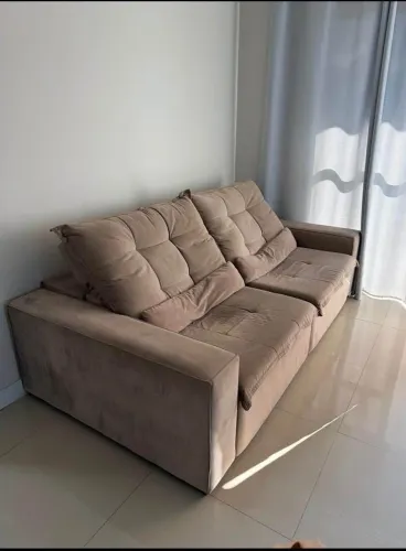 Sofá, rack e mesa