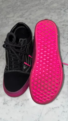 Tênis Vans Old Skool Preto com solado Rosa