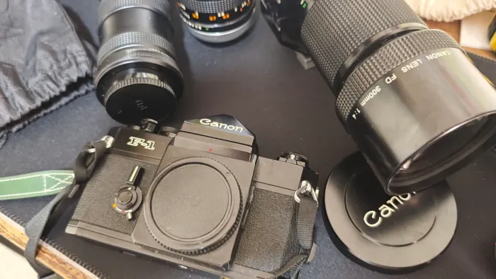 CAMERA CANON F1 + KIT DE LENTES E SUPORTES