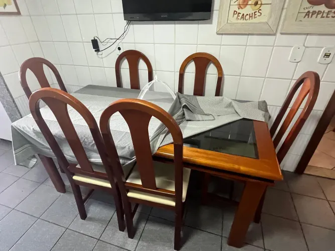 Mesa com 6 cadeiras