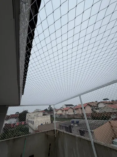Gatil com estrutura e rede de proteção 