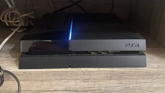 PS4 com 2 controles sem fio (e base de carregamento)