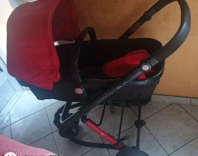 Vendo carinho de bebê com bebê conforto, com marca de uso aceito proposta 