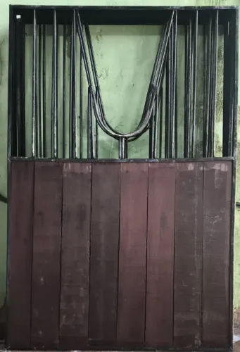 Vende-se Porta para Baias de Cavalos.