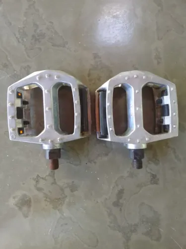 Pedal plataforma de alumínio rosca fina 