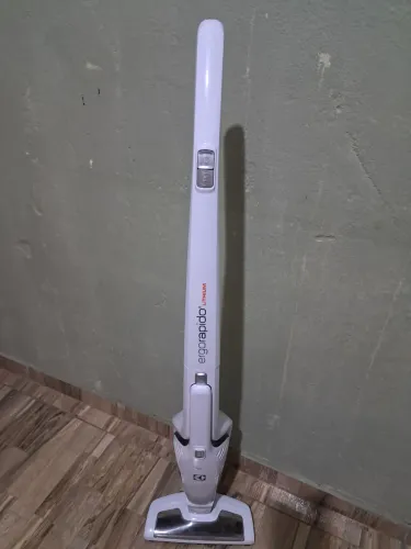 Desapego aspirador Electrolux sem fio notivo da venda parou de carregar.