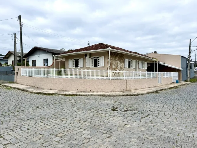 CASA À VENDA NO BAIRRO BELA VISTA GASPAR/SC