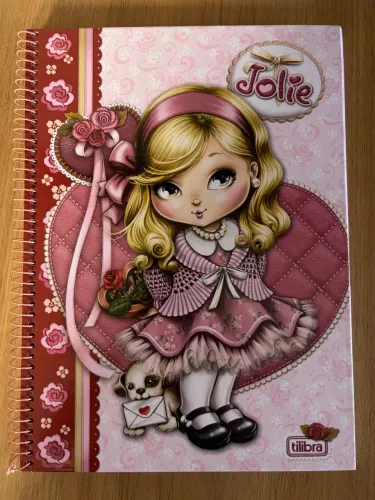 Caderno Jolie anos 2000, capa dura, 96 folhas.