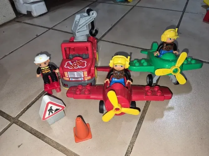 Lego duplo Avioes e Carro de bombeiro (Carro nao e lego mas e importado) - 10 lego + 4