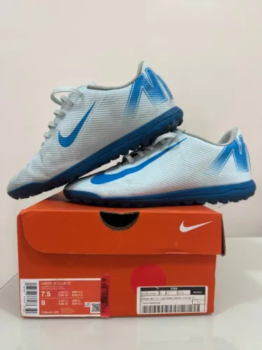 Chuteira society Nike 