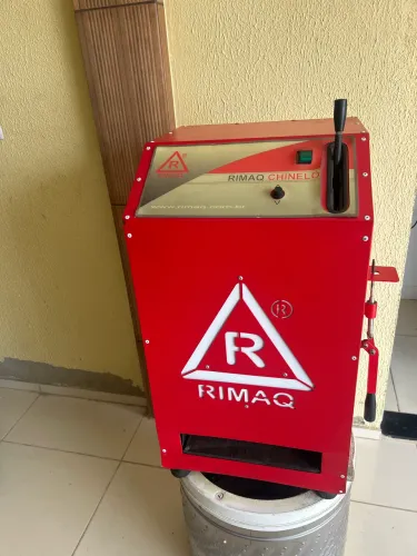 Vende-se máquina elétrica de confecção de sandálias três em uma.