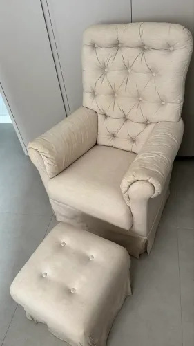 Poltrona amamentação com balanço e puff