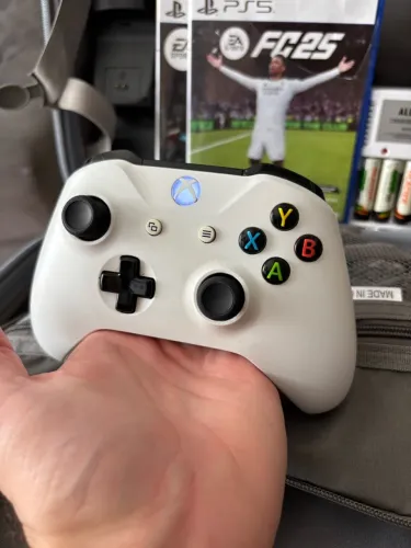 Controle xbox One s original sem fio.
