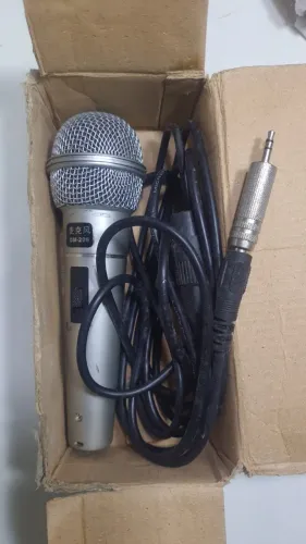 ?Microfone Dinâmico DM-208 Prata com Fio P10 Karaokê Palco?