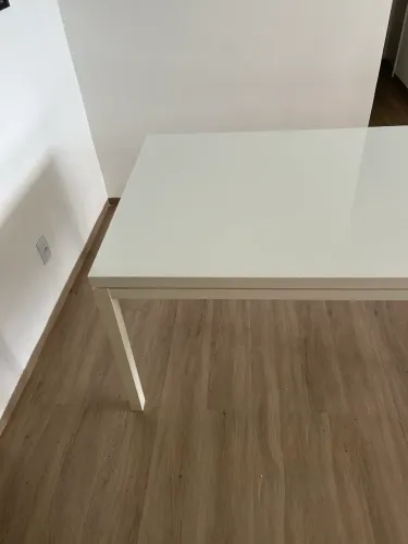 Mesa de madeira com vidro