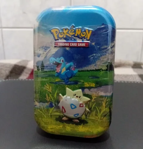 Lata Pokémon (Mini tin) em inglês - Contém 2 boosters Ascended Heroes - LACRADO E ORIGINAL