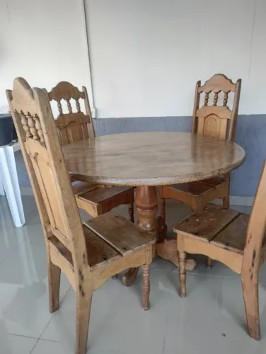 Mesa de madeira 4 cadeiras redonda 
