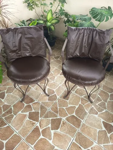 Poltrona com estrutura de ferro e com estofado de Courino combinando resistência/confortor