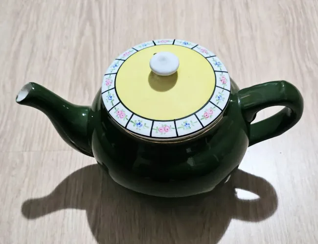 bule de porcelana verde grande com detalhes florais