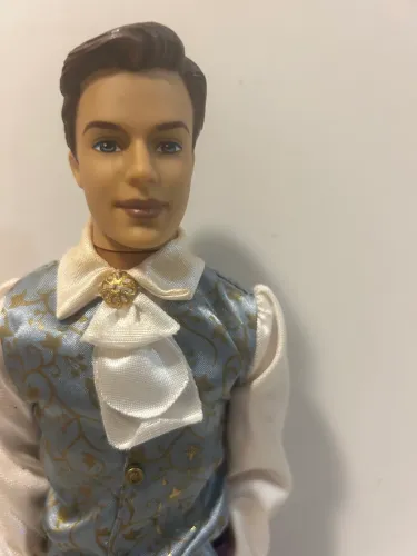 Ken Rei Dominic do filme Barbie em A Princesa e a Plebeia da Mattel