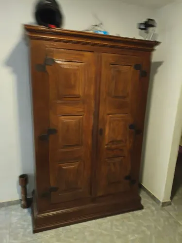 Vende -se armário colinal de madeira maciça