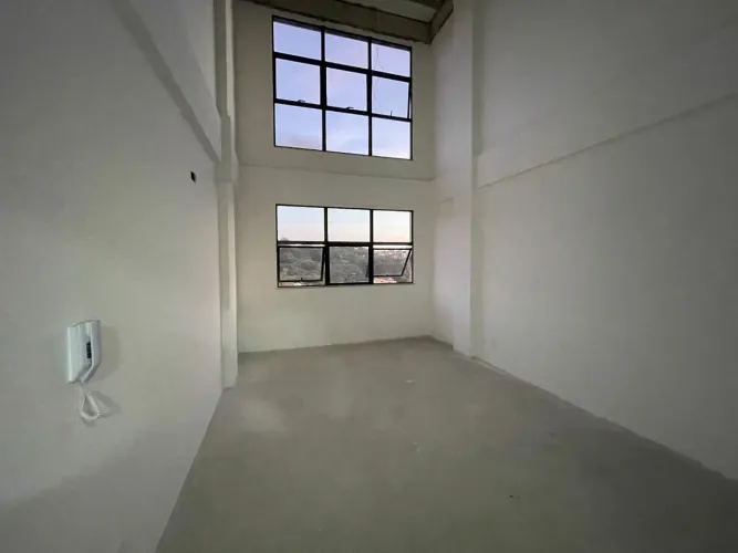 Excelente Sala com pé direito duplo à venda por R$ 240.000 - Vila Santa Cecília - Volta Re