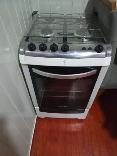Fogão.a Gás eletrolux 4 bocas pouco uso.