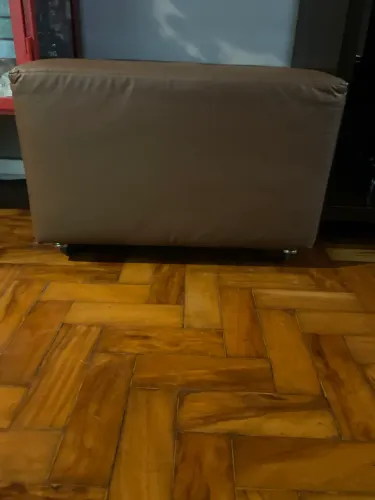 Puff com rodinhas em corino caramelo