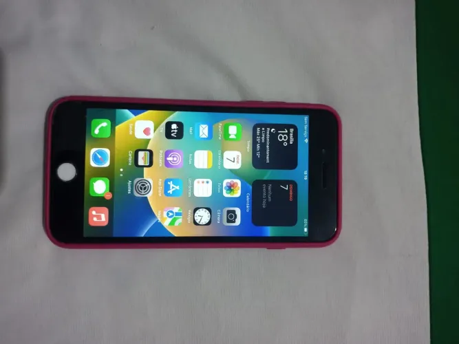 Iphone 8 plus de 64 gigas(chip off e pequeno trincado irrelevante)funciona wifi.