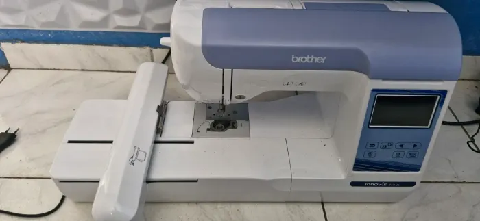 Máquina De Bordar Brother Be915l Autovolt Wi-fi