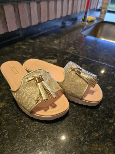 Chinelo dourado Lia Line