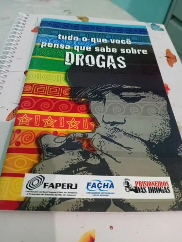 Livro Tudo o que você pensa que sabe sobre drogas.