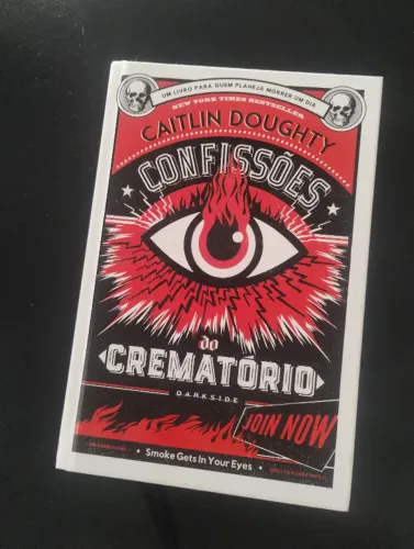 Livro Confissões do Crematório De Caitlin Doughty Edição 1 Português 2016 Editora DarkSide