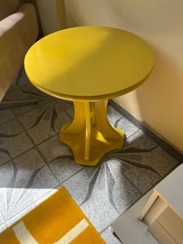 Mesa de canto na cor amarela