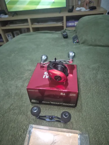 Carretilha Revo Beast Rocket 9.2.1, usada 2 vezes, manivela 120mm e knobs gomexus, novinha