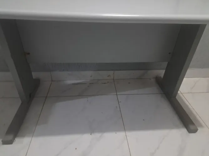 Mesa de Escritório Cinza - Excelente Estado