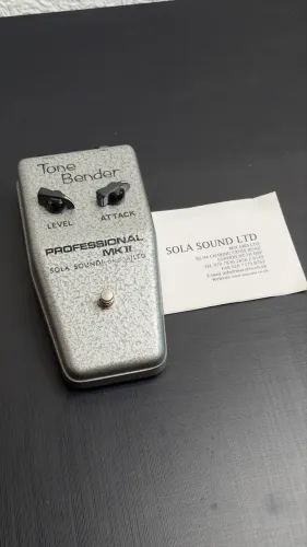 Pedal de fuzz Tone Bender original Sola Sound para guitarra e baixo