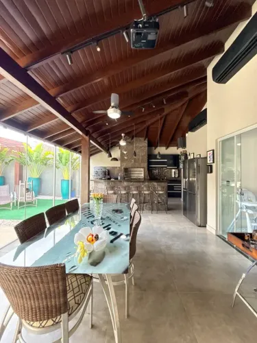 Maravilhosa Casa Térrea - Rica em Armários Planejados - Cel. Antonino
