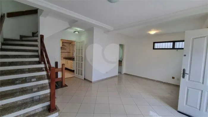 Casa à venda com 3 quartos, sendo 1 suíte, no condomínio Residencial Villagio, São Paulo -