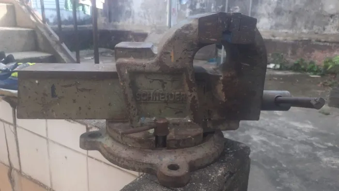 Morsa/Torno de Bancada Schneider N-7 Original - Base Giratória - Muito Resistente